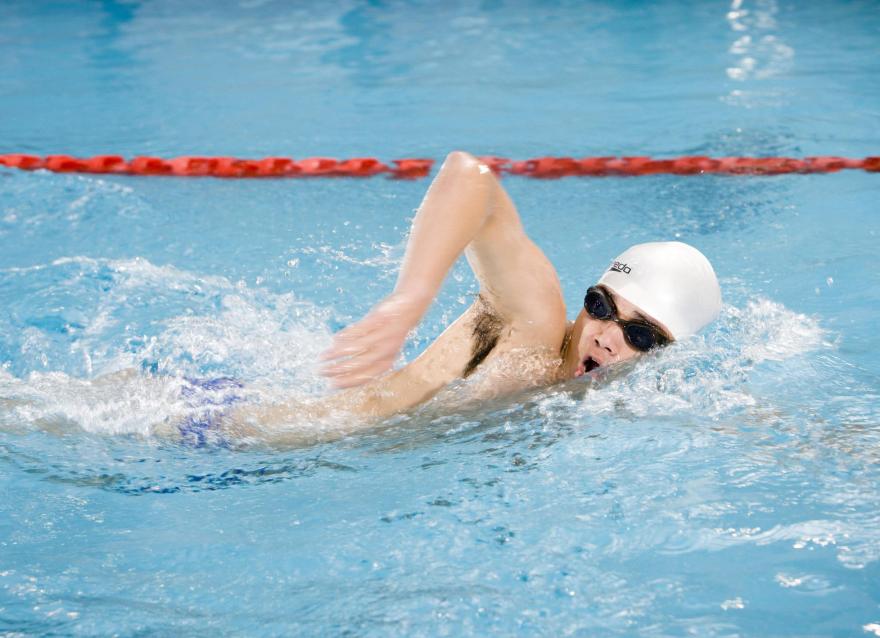 糖尿病患者堅(jiān)持游泳，控糖減肥好處多